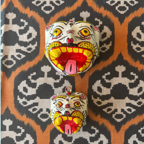 Masque Tigre blanc format petit, gros plan sur la peinture