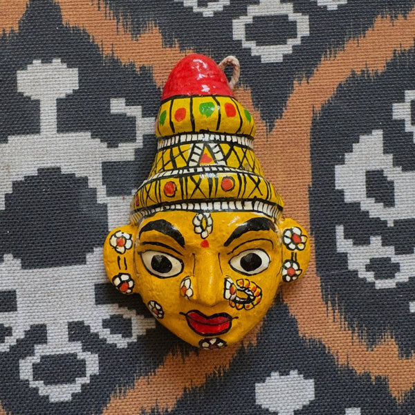 Masque mural artisanal KIFF KIFF représentant le visage jaune de Krishna en papier mâché peint à la main