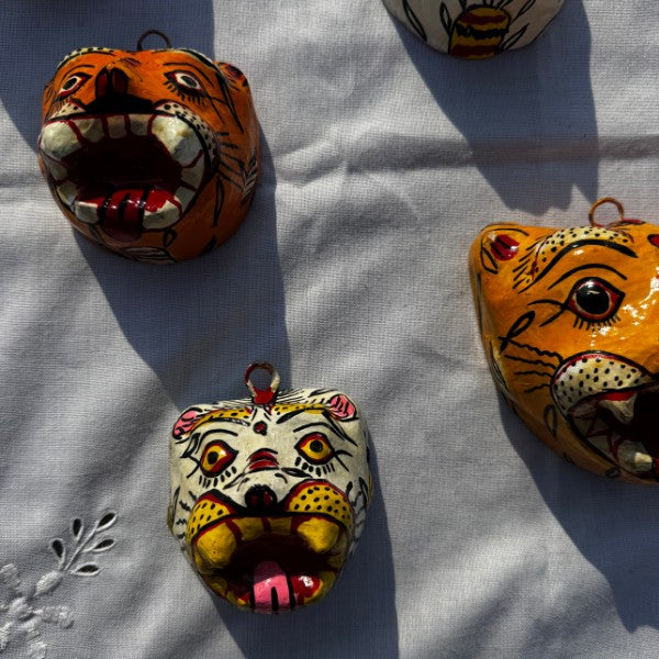 Masque Tigre orange format petit accroché au mur