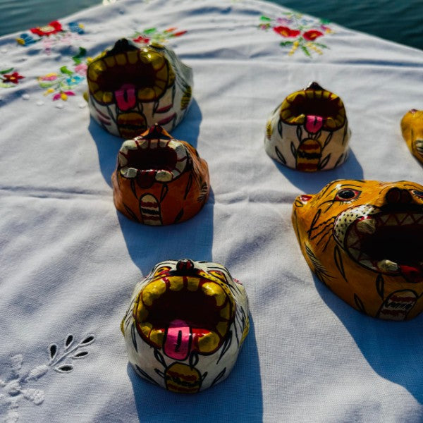 Masque Tigre orange, gros plan sur la peinture