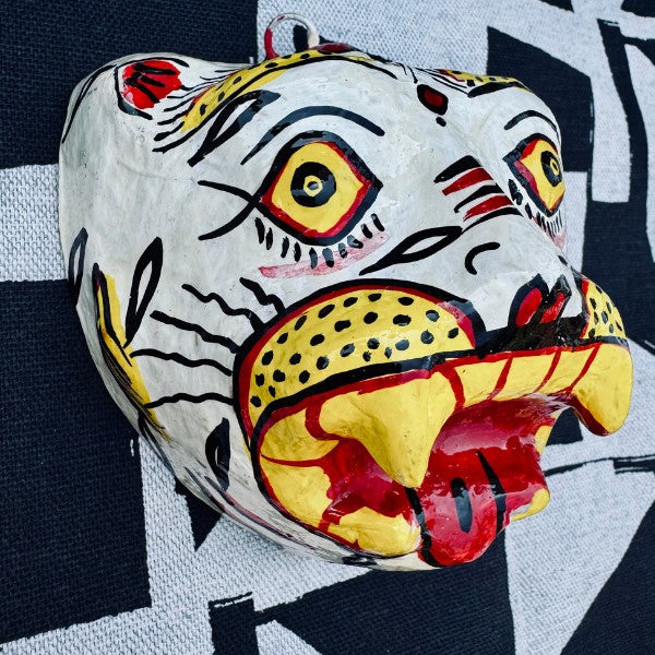 Masque Tigre blanc accroché au mur, décoration Odisha