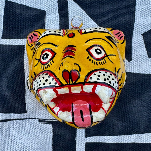 Masque Tigre jaune format moyen, gros plan sur la peinture