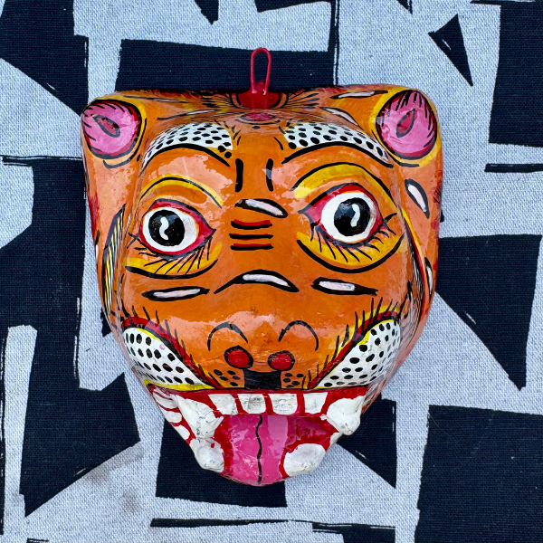 Masque mural tigre orange en papier mâché artisanal, Odisha Inde