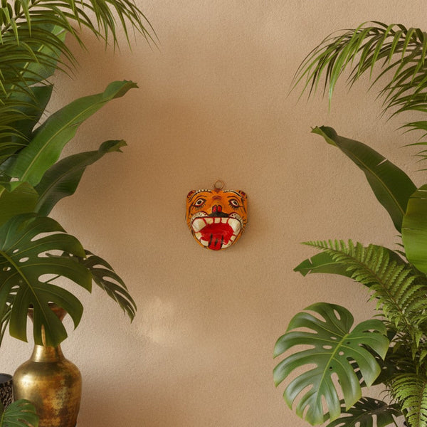 Masque mural KIFF KIFF en papier mâché tigre orange petit format, accroché sur un mur