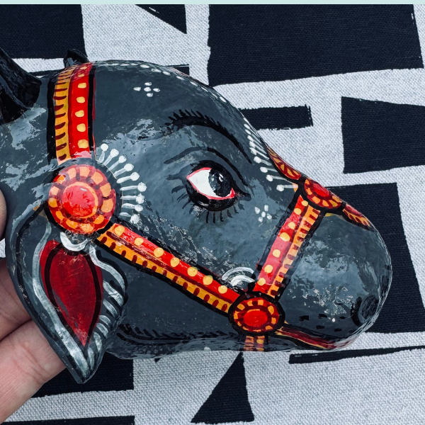 Masque mural vache sacrée en papier mâché, vue complémentaire