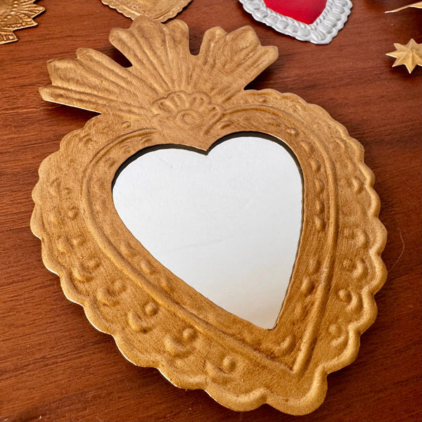 Miroir cœur ex-voto doré Fifi, gros plan artisanal