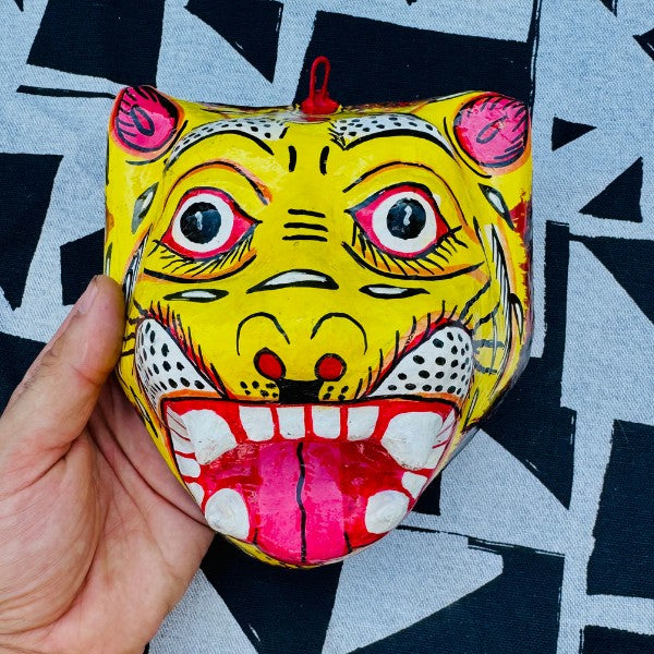 Masque Tigre jaune grand format, gros plan sur la peinture