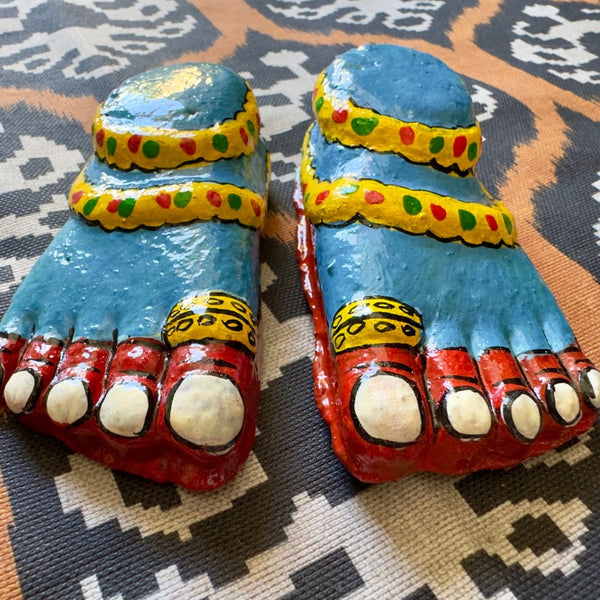 Pieds de Lakshmi bleus en papier mâché