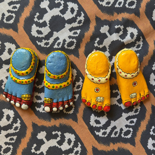 Pieds de Lakshmi bleus en papier mâché