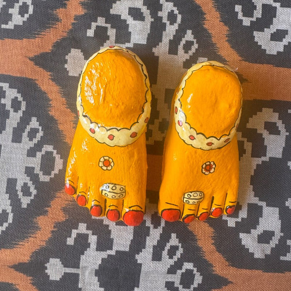 Pieds de Lakshmi jaunes en papier mâché
