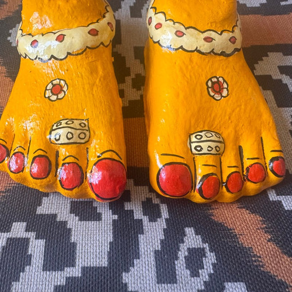 Pieds de Lakshmi jaunes en papier mâché