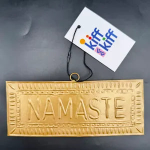 Plaque murale dorée NAMASTE, vue de détail artisanat indien