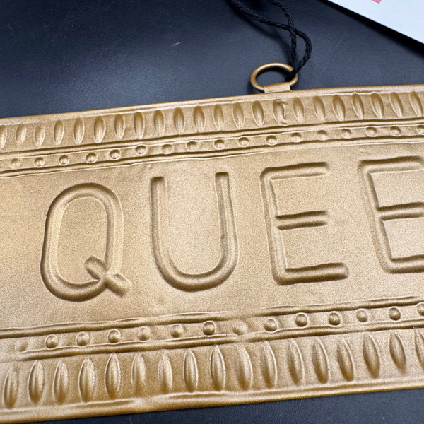 Plaque murale dorée Queen, vue de détail artisanat indien