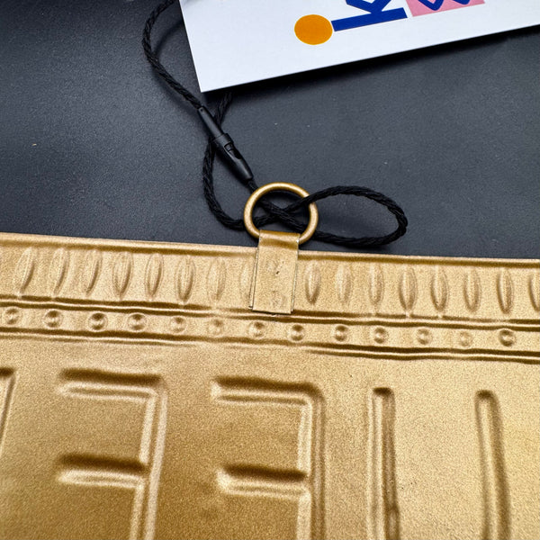 Plaque murale dorée Queen accrochée au mur, déco bohème KIFF KIFF